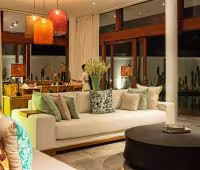 Villa Indrani, Wohnzimmer bei Nacht